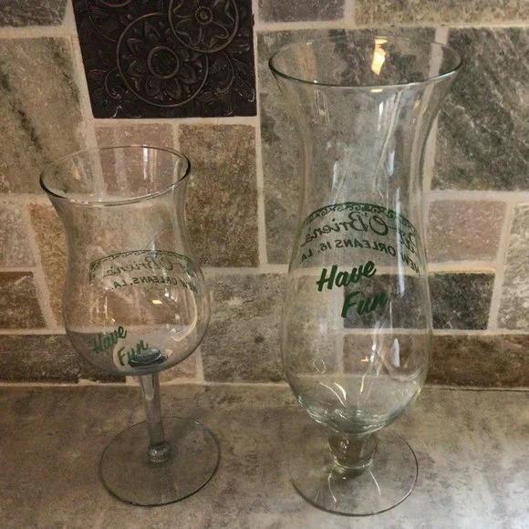Set of two vintage Pat O'Brien's glasses, hurricane & stemmed cocktail - Picture 2 of 6
